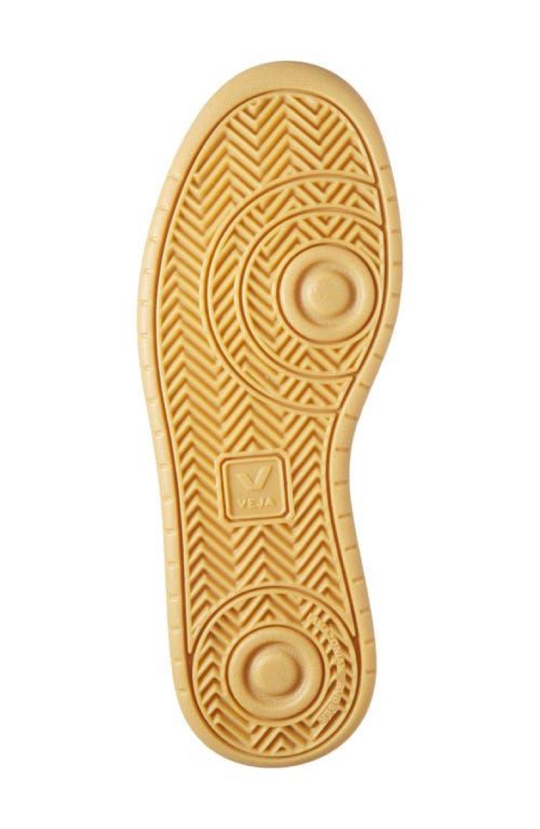 Veja V-10 — Extra White / Natural delivered to Ubud